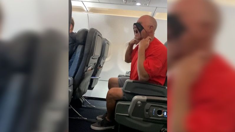 Opilý muž dělal rozruch v letadle a na posádku vrčel jako pes
